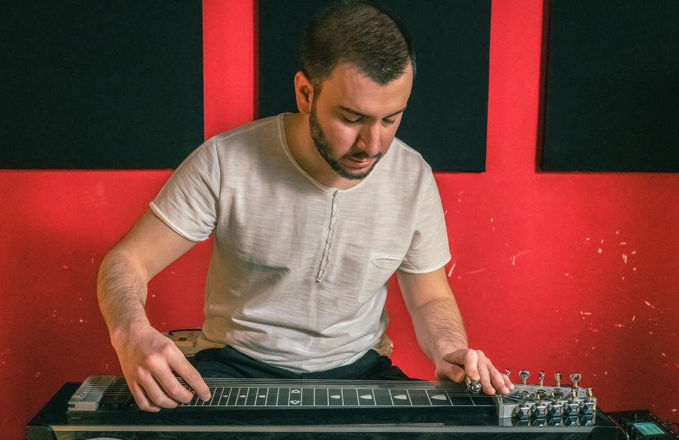 Ferrara, Zarmoi tra spazi aperti e quartieri di periferia: «Suono ciò che sento» 