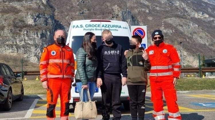 Riabbraccia i due figli grazie alla Croce Azzurra
