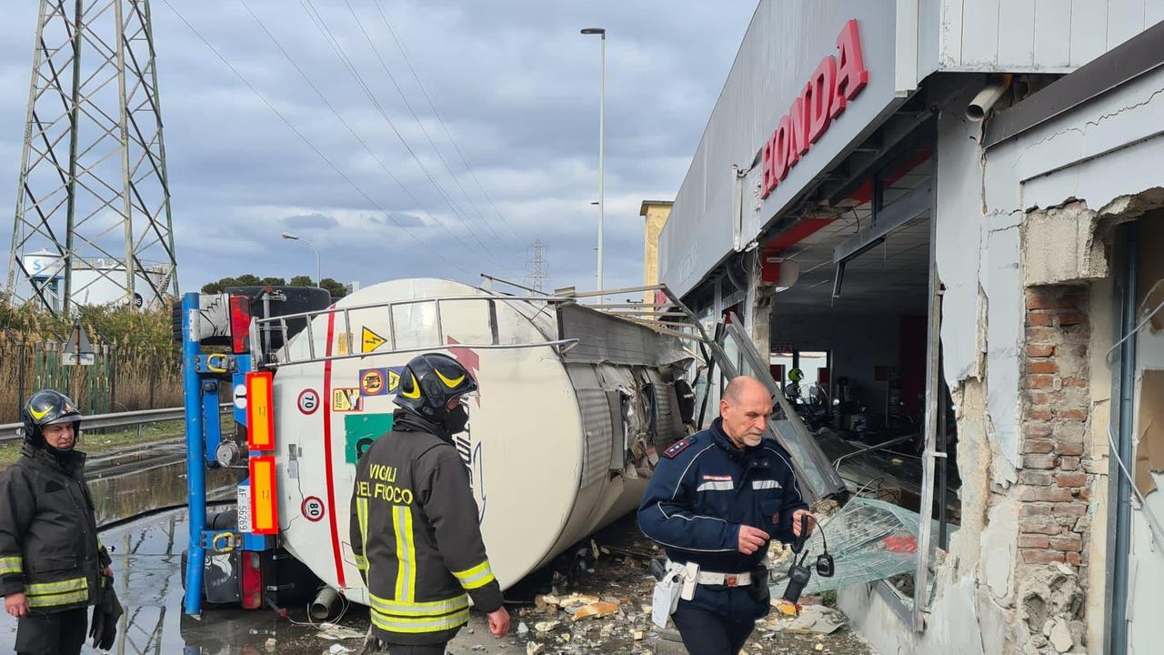 Poliziotti e pompieri sul posto (foto Daniele Stefanini/Franco Silvi)