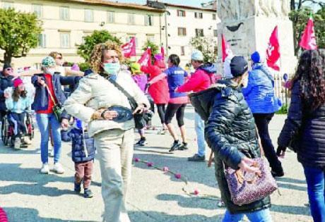 La “nuotata” collettiva di sabato in piazza della Vittoria