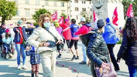 La “nuotata” collettiva di sabato in piazza della Vittoria