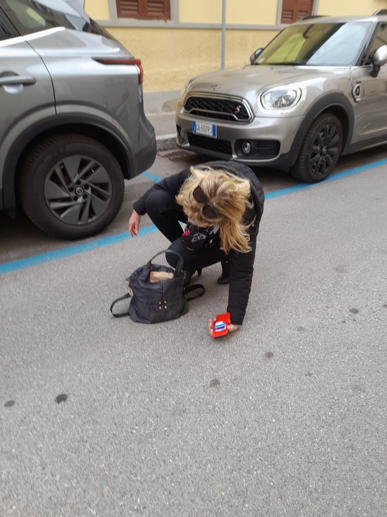 La donna dopo aver recuperato la borsa