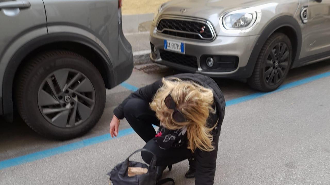 La donna dopo aver recuperato la borsa