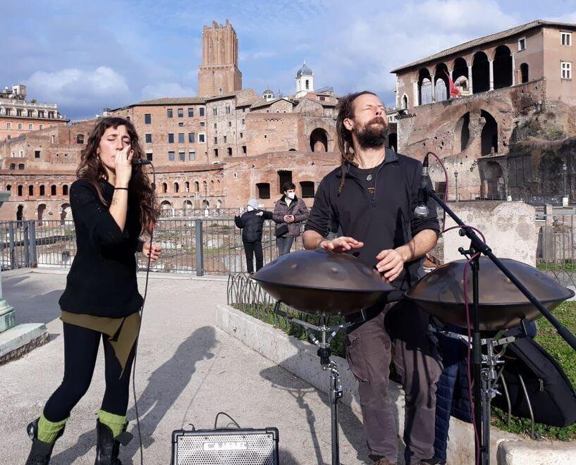 Francesca Natali e Nicola Buscioni (il duo Varuna) durante un’esibizione a Roma