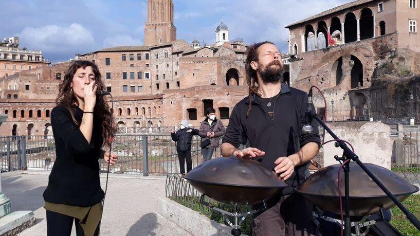 Francesca Natali e Nicola Buscioni (il duo Varuna) durante un’esibizione a Roma