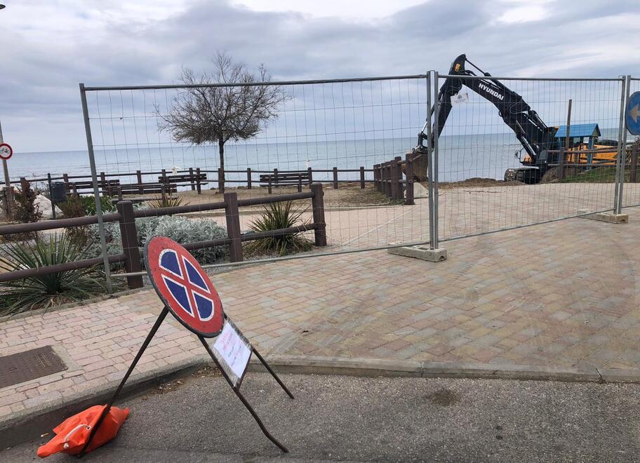 Il cantiere aperto ieri a San Vincenzo, davanti al porto turistico, per la rimozione dei cumuli di posidonia