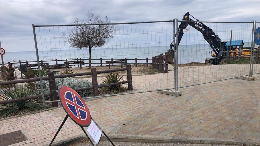 Il cantiere aperto ieri a San Vincenzo, davanti al porto turistico, per la rimozione dei cumuli di posidonia