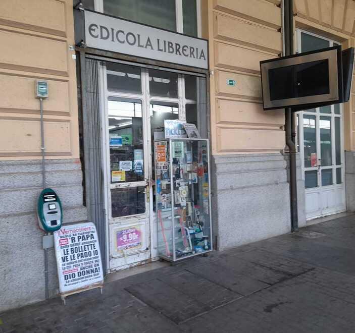 L’ingresso esterno dell’edicola-libreria della stazione ferroviaria
