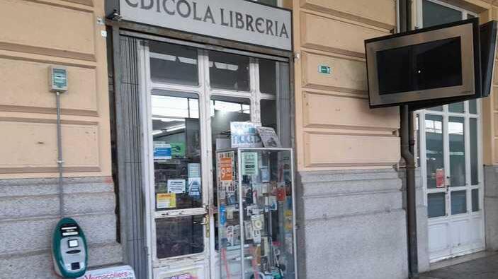 L’ingresso esterno dell’edicola-libreria della stazione ferroviaria