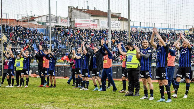 I nerazzurri rispondono all’applauso della Curva nord dell’Arena alla fine del big match vinto 3-0 con la Cremonese (Foto Fabio Muzzi)