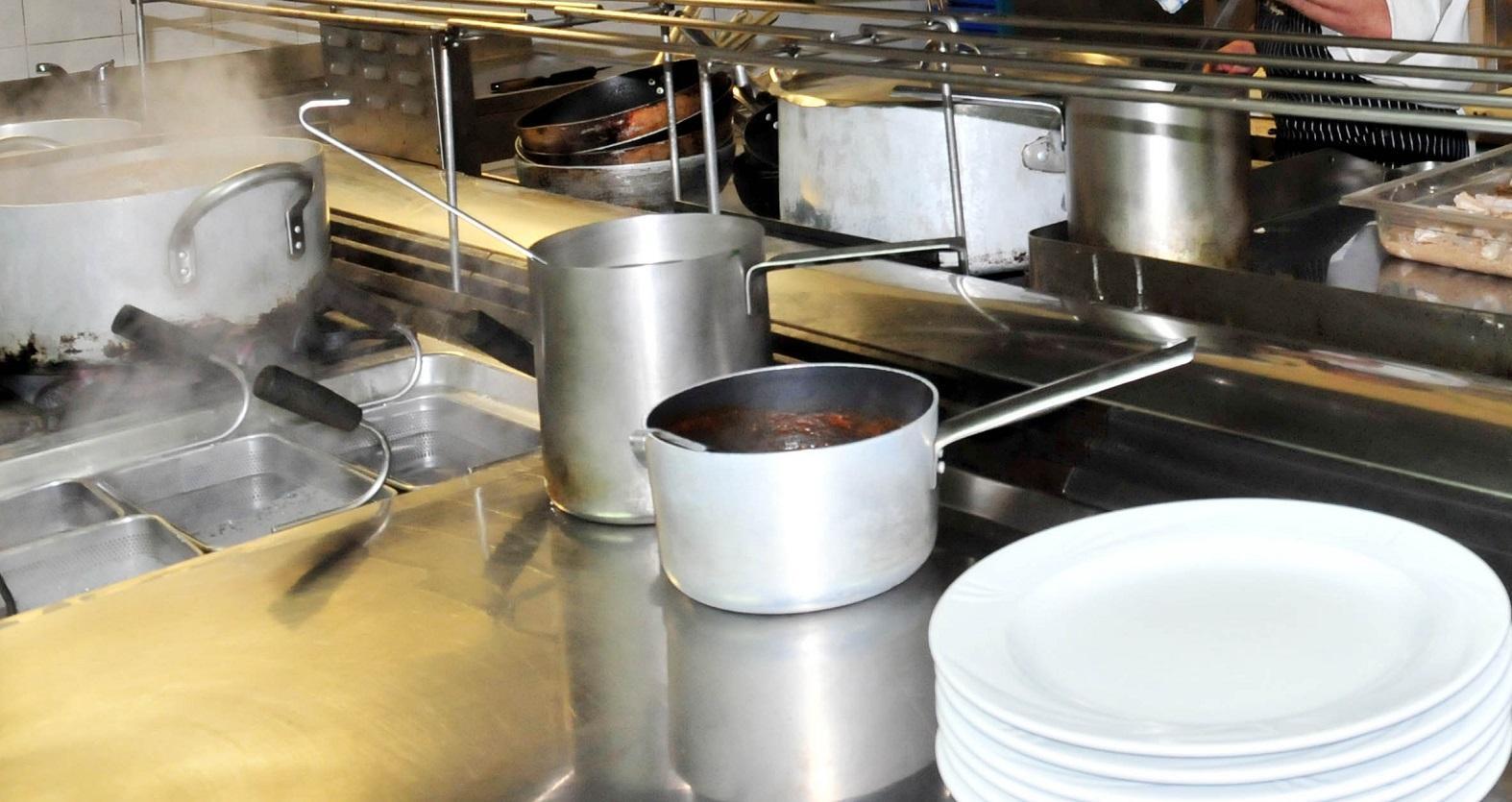 Cagliari, cuoco ustionato da una fiammata mentre cucina 