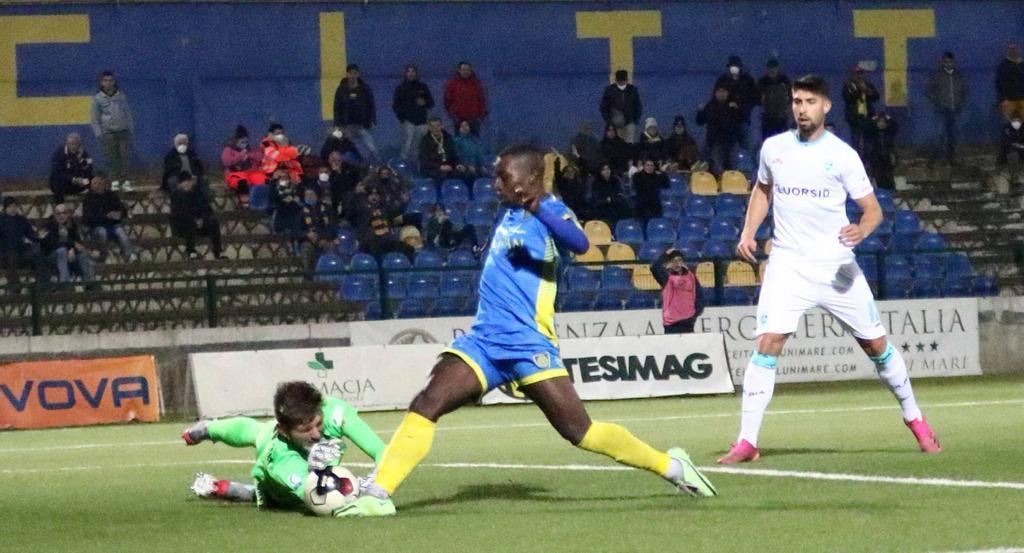 L'attaccante azzurro Doumbia in azione