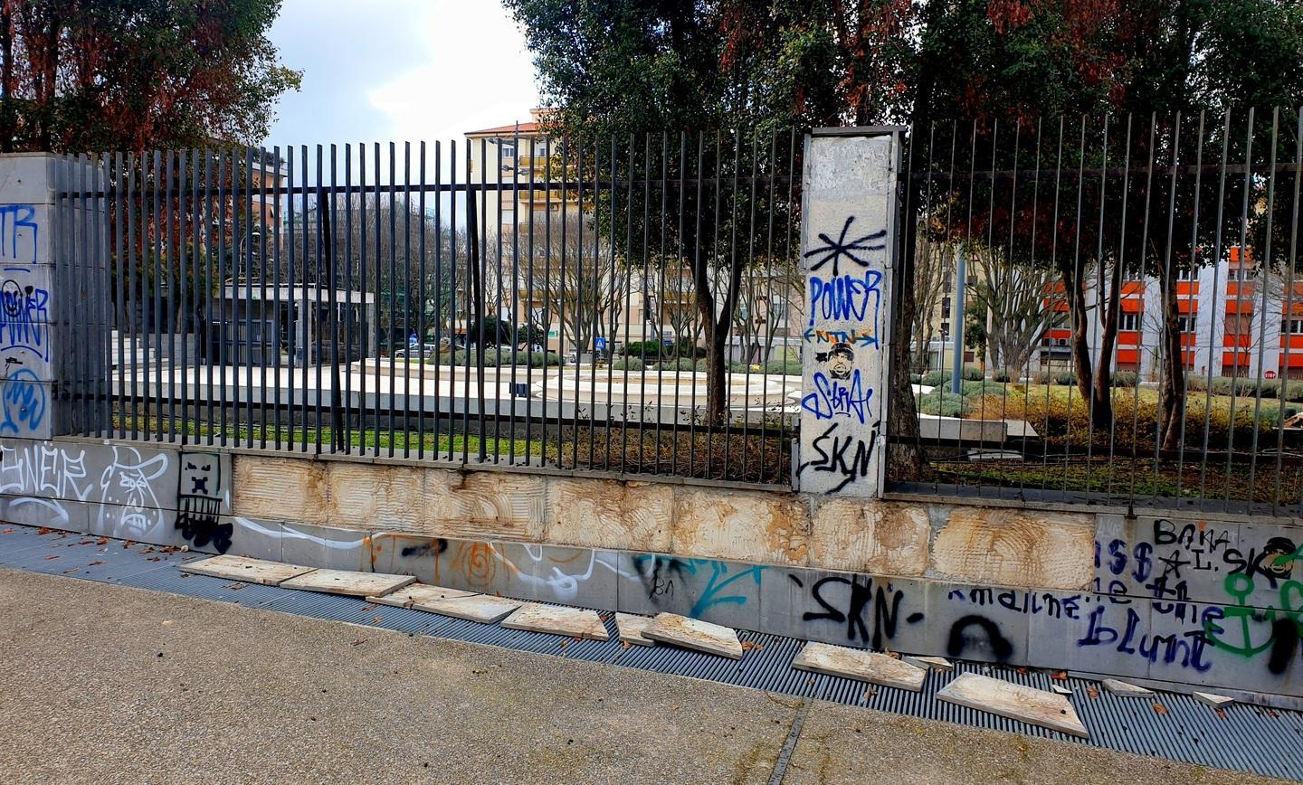 Bivacchi nel lato di piazza Moretti