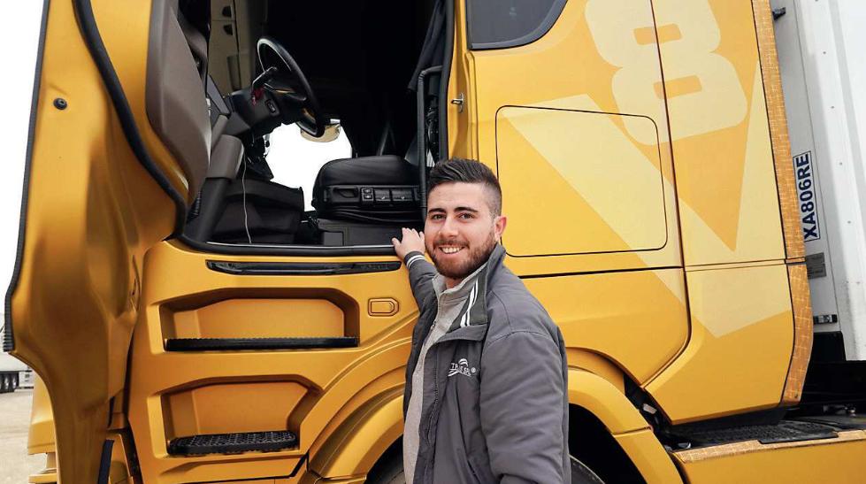 Rocco Lovisco mentre sta per salire a bordo del suo camion in provincia di Pisa per iniziare la giornata di lavoro (FRANCO SILVI)