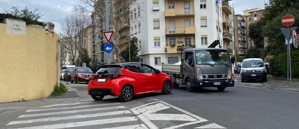 l'intersezione con Borgo San Jacopo/via delle Case Rosse