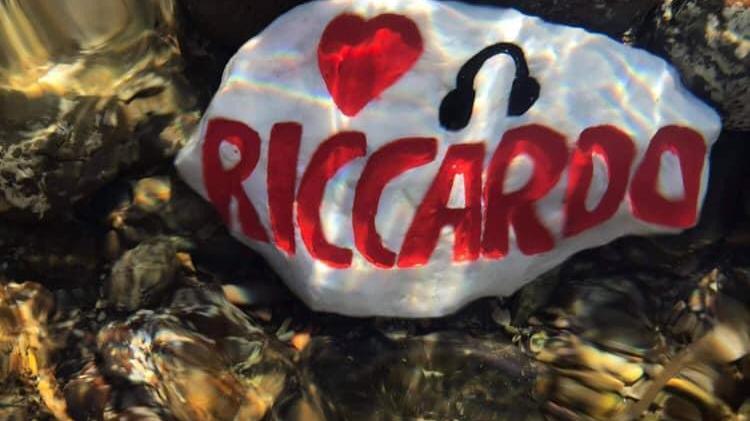 La pietra del ricordo dedicata a Riccardo Cioni che è sparita