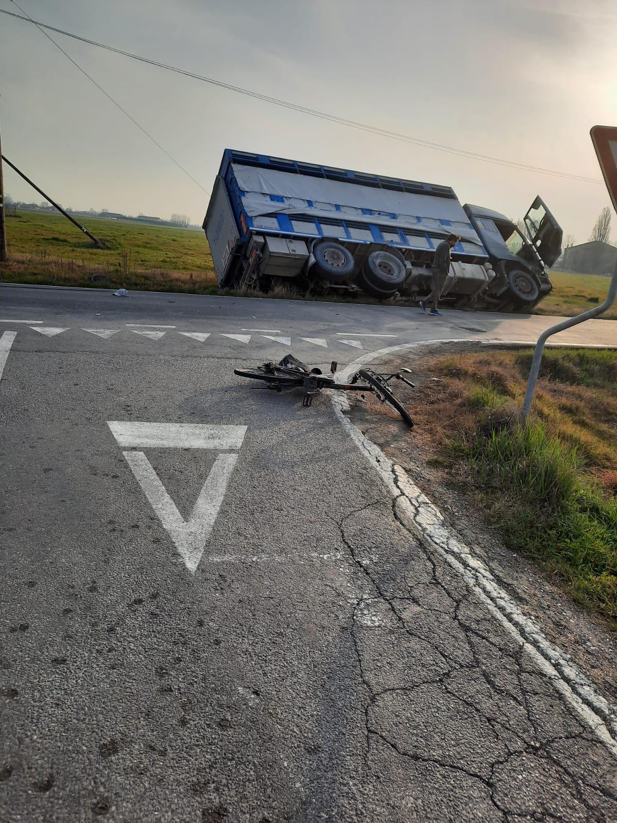 Bomporto Novantenne in bicicletta si schianta contro un tir 