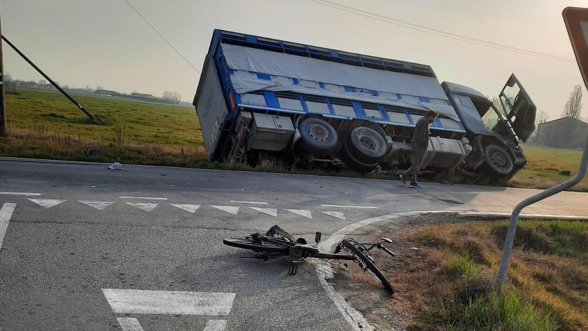 Bomporto Novantenne in bicicletta si schianta contro un tir