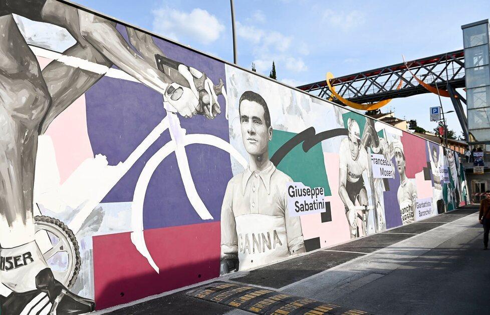 Il murale realizzato a Peccioli che celebra i grandi del ciclismo