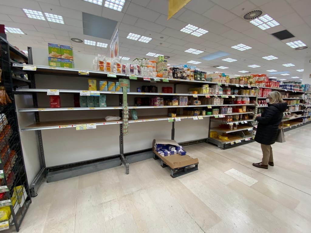 Olio e farina, limite agli acquisti. Rincari del 5% su pane e uova. Così nei supermercati di Lucca