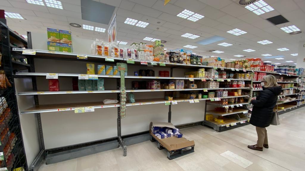 Olio e farina, limite agli acquisti. Rincari del 5% su pane e uova. Così nei supermercati di Lucca