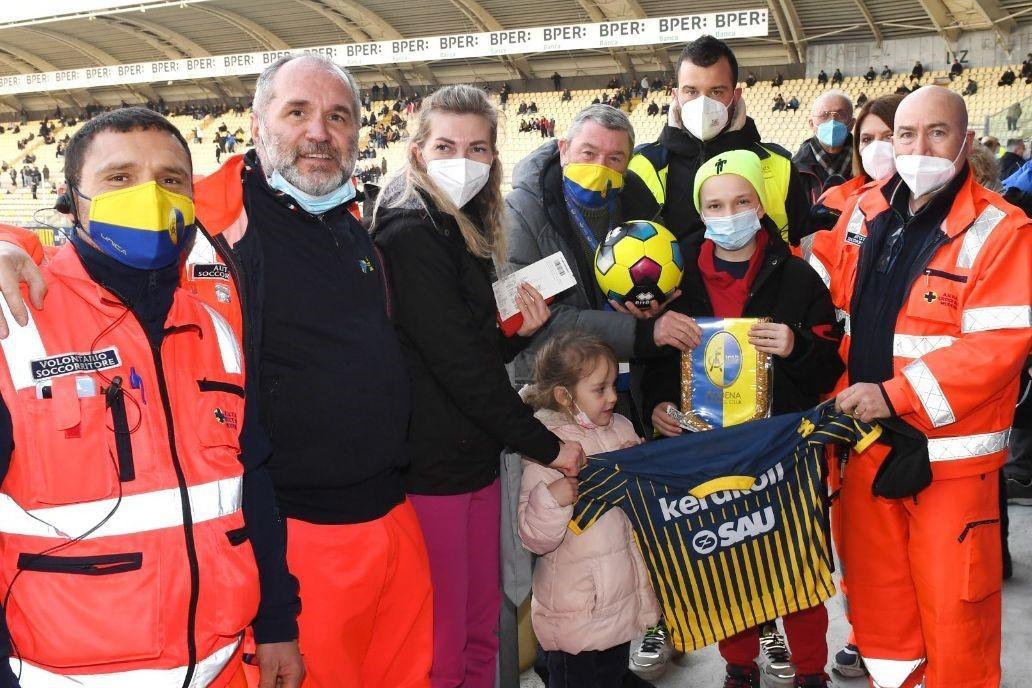 Il Modena calcio premia una famiglia ucraina 
