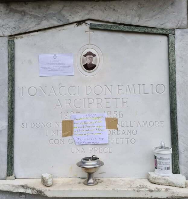 La tomba di don Emilio Tonacci al cimitero di Pallerone