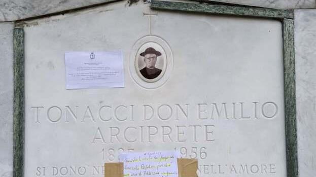 La tomba di don Emilio Tonacci al cimitero di Pallerone