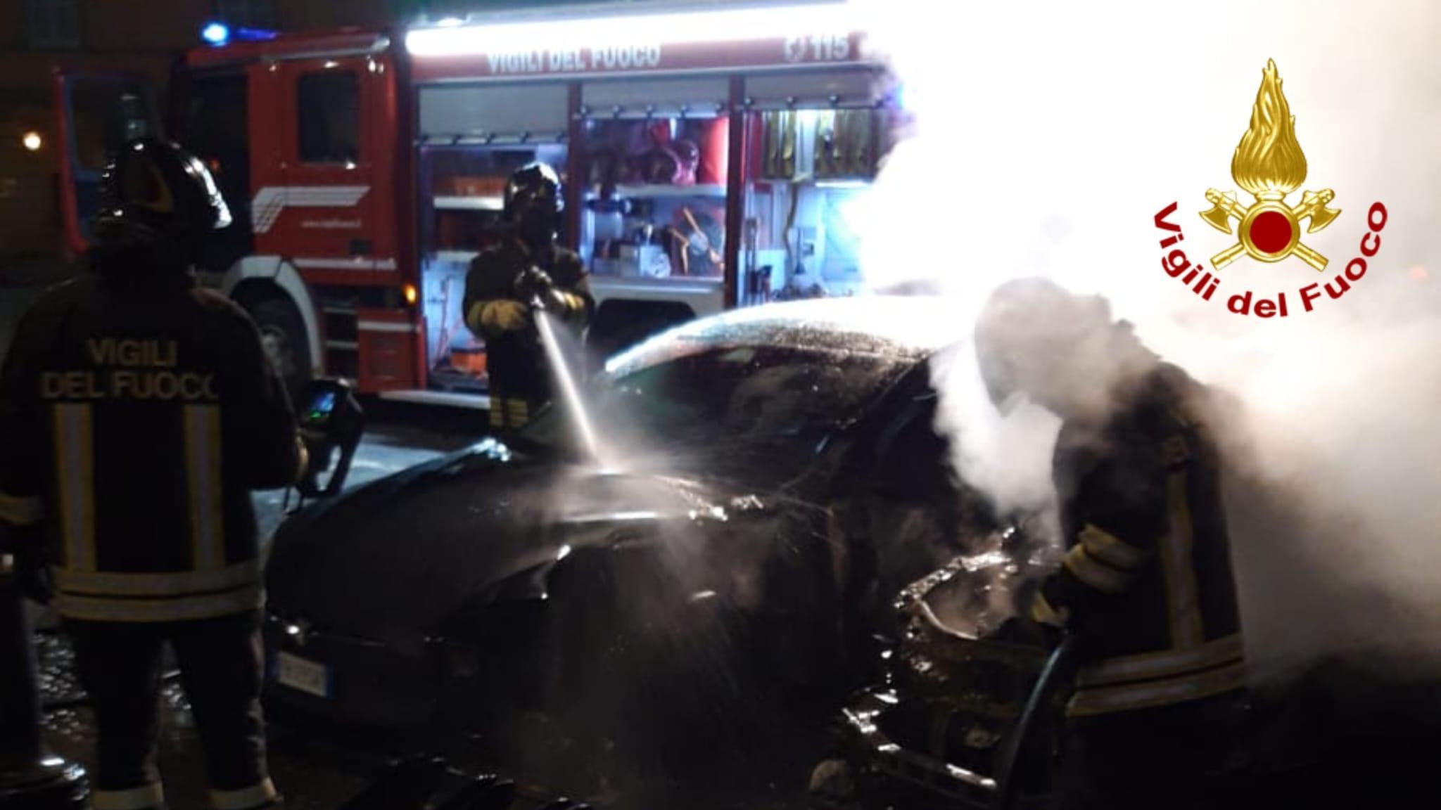 Due auto a fuoco in piazza Zanti a Cavriago