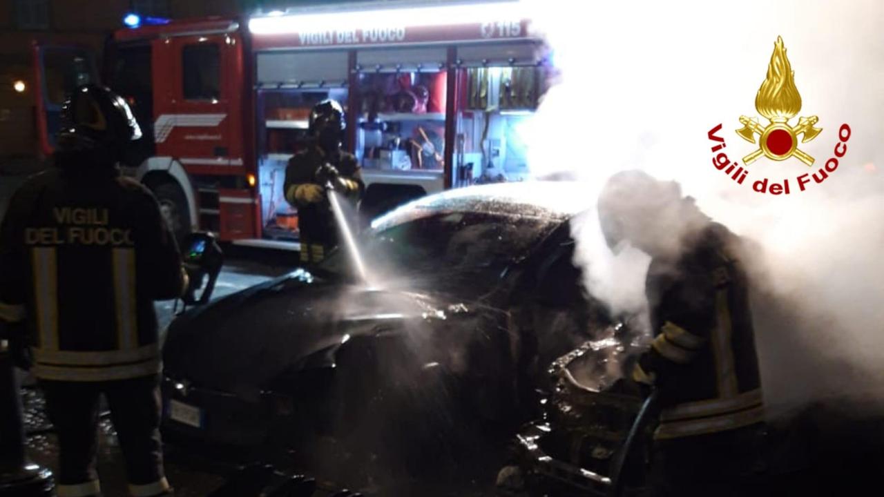 Due auto a fuoco in piazza Zanti a Cavriago