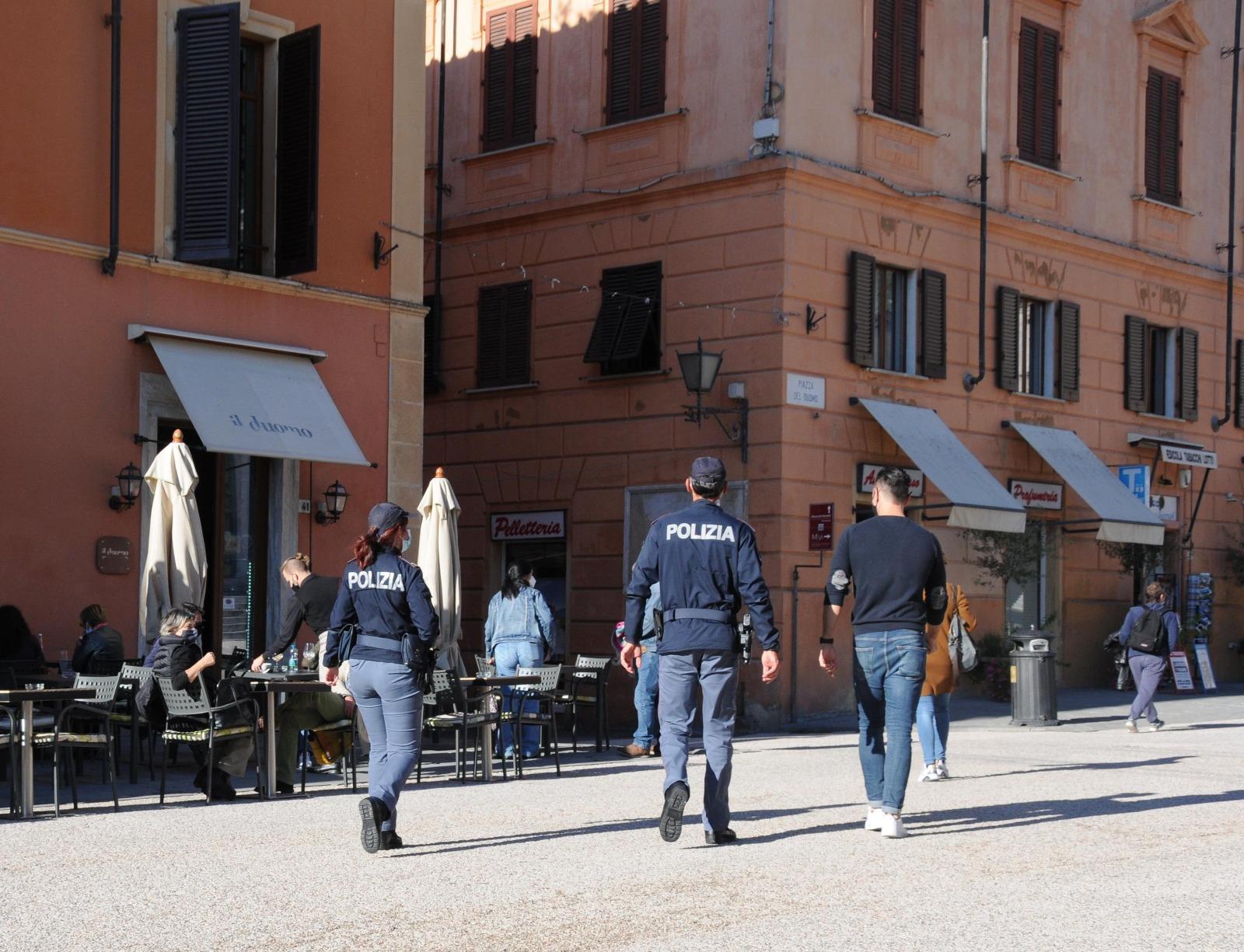 Viareggio, spaccia cocaina a una ragazza in mezzo alla strada: arrestato 