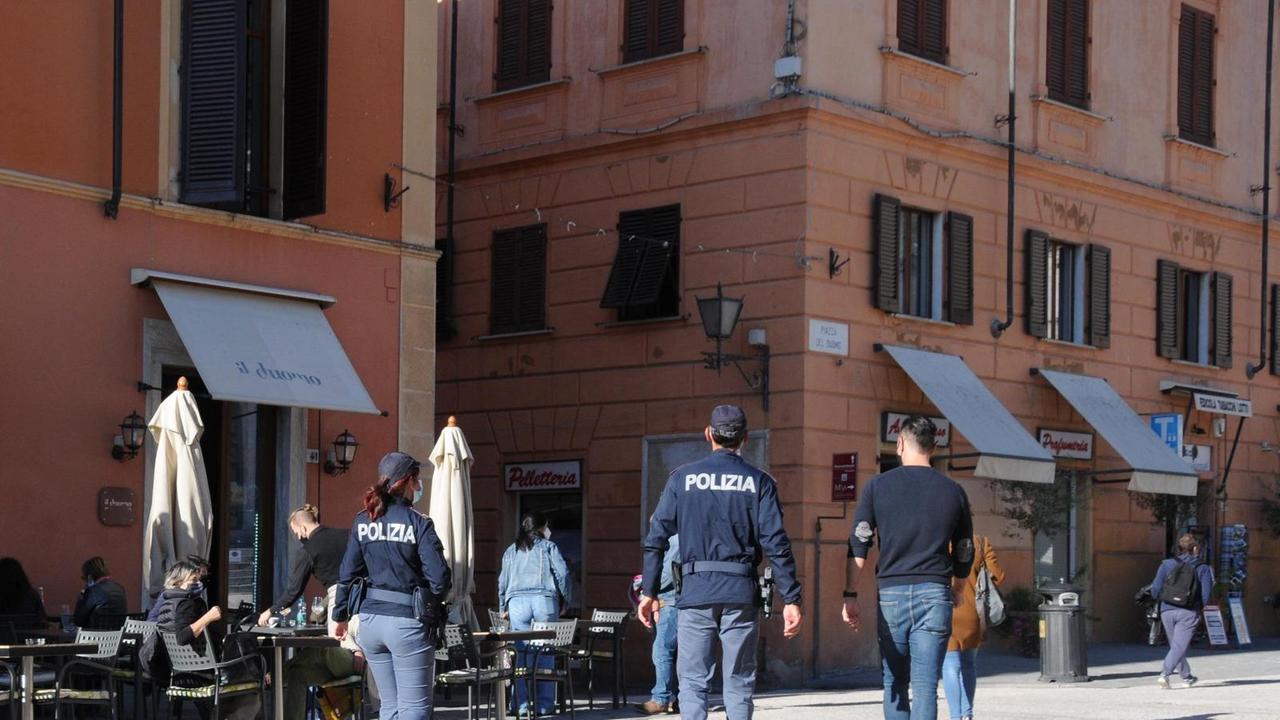 Viareggio, spaccia cocaina a una ragazza in mezzo alla strada: arrestato