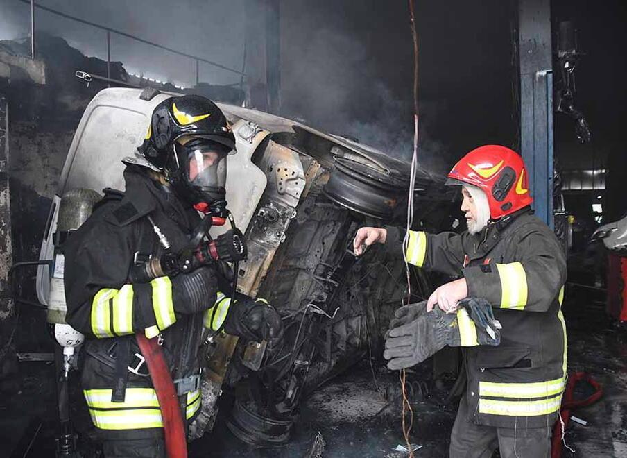 Officina in fiamme, i titolari e quei messaggi di solidarietà: «Ripartiremo presto, grazie dell’affetto» 
