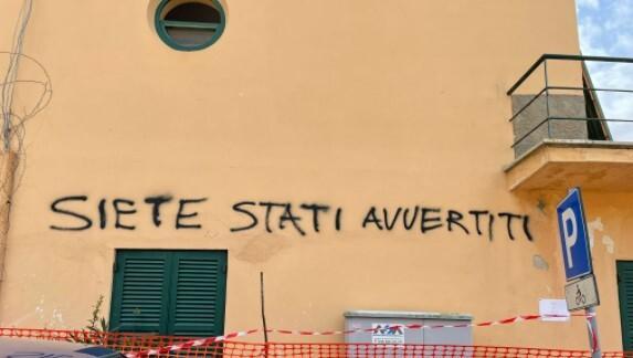 La scritta di minacce comparsa sulla Casa del pescatore dopo il blitz