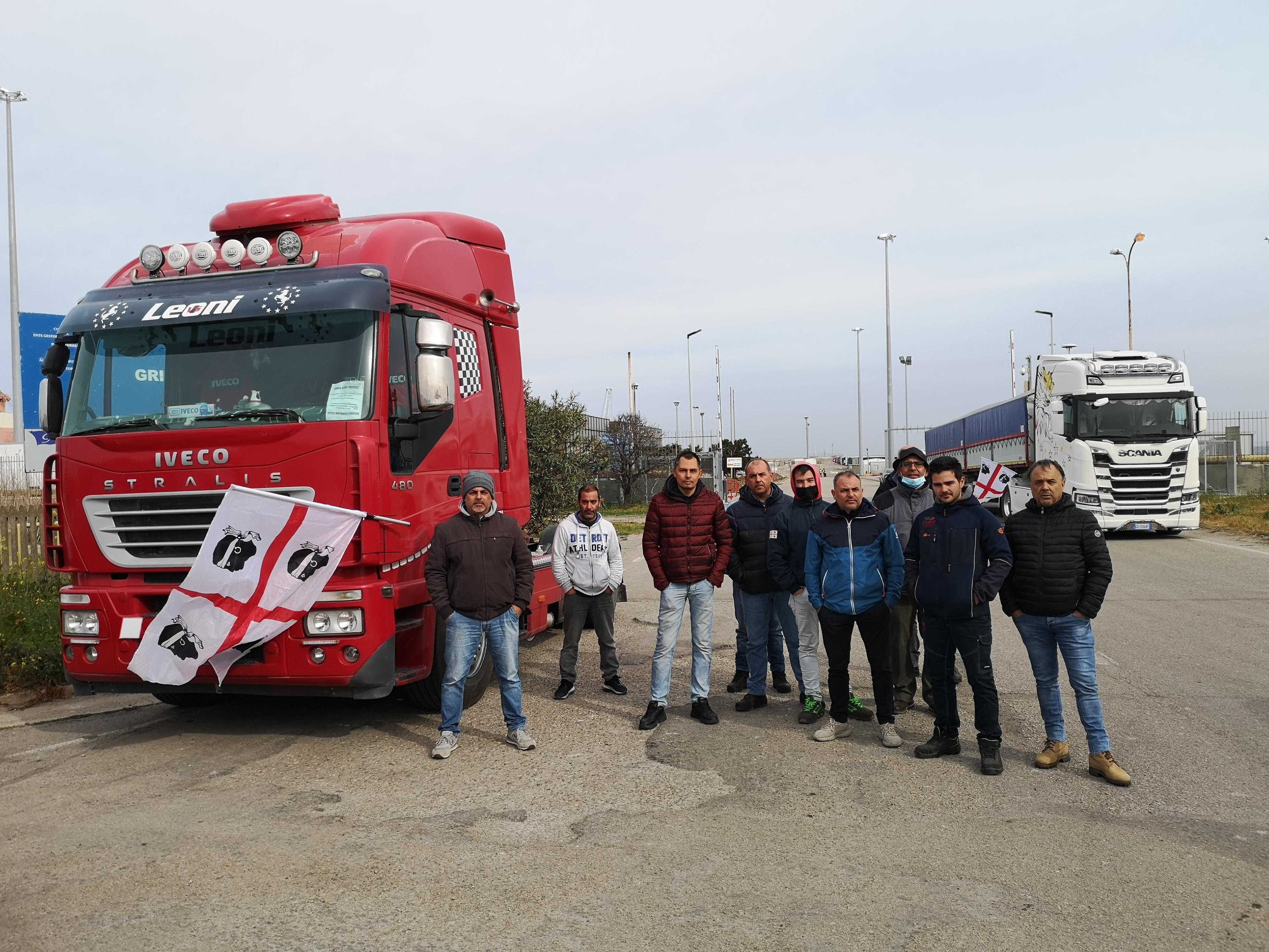 Caro carburante, i camionisti sbarcati a Porto Torres si uniscono alla protesta dei sardi