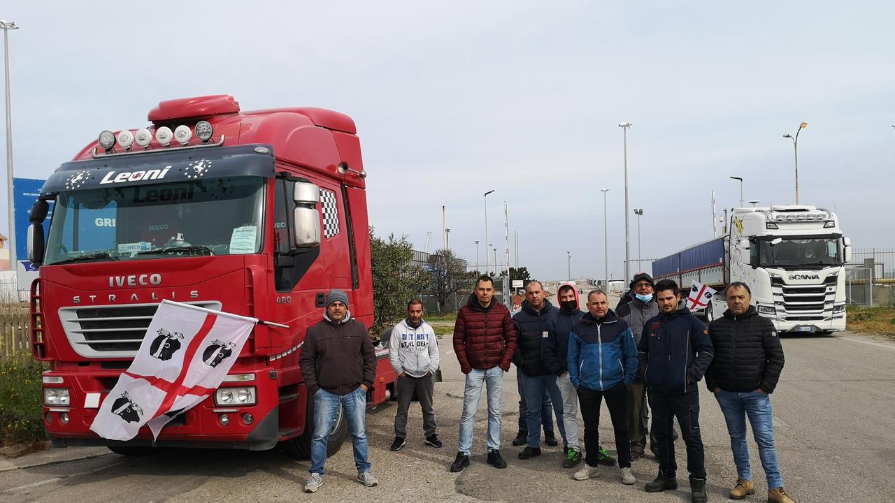 Caro carburante, i camionisti sbarcati a Porto Torres si uniscono alla protesta dei sardi