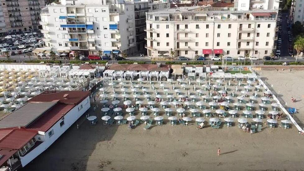 Follonica, tutti sulla spiaggia con gli amici animali: è boom di richieste per i gazebo di Aloha