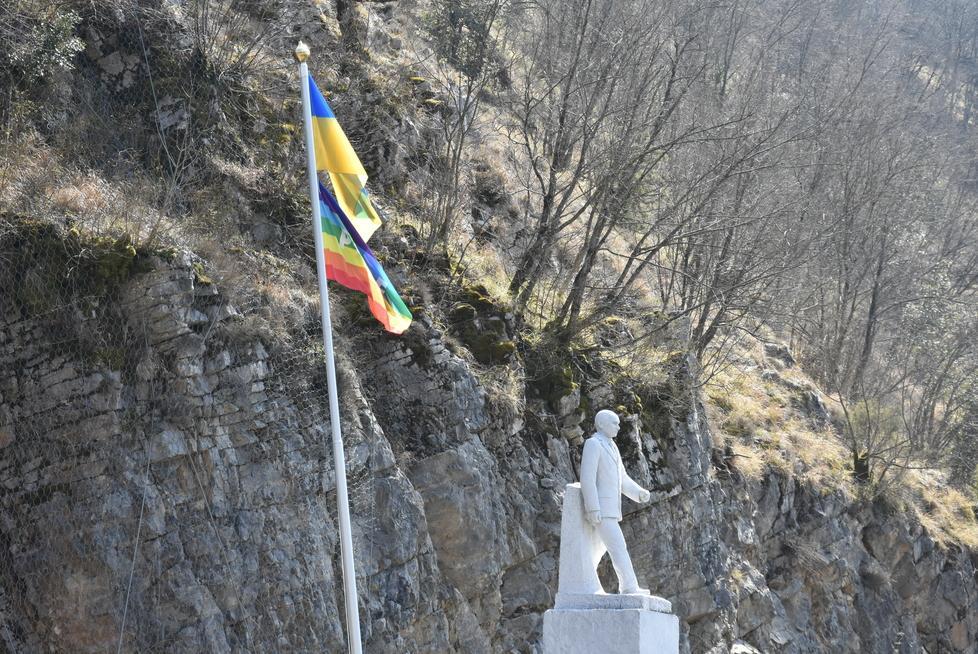 Bandiera Ucraina e della Pace accanto alla statua di Putin sul lago di Vagli 