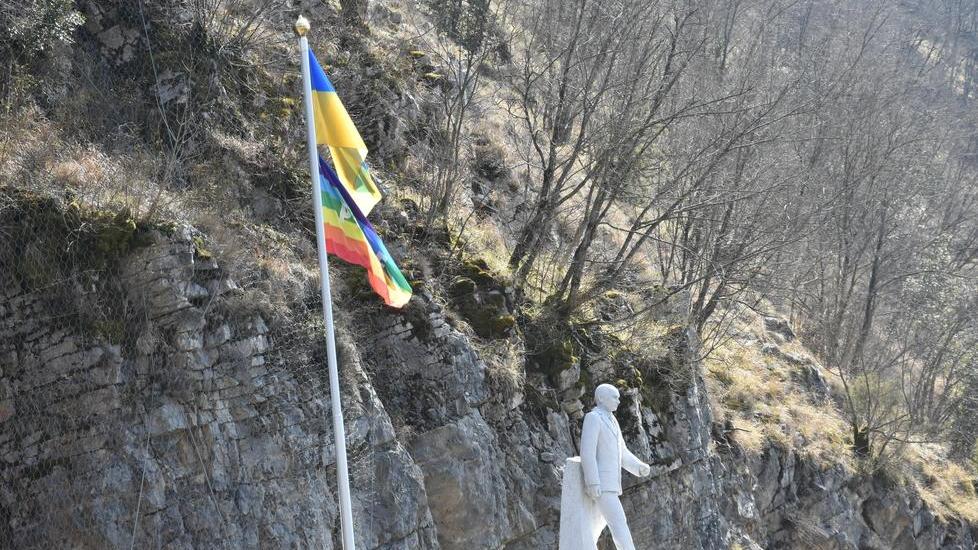 Bandiera Ucraina e della Pace accanto alla statua di Putin sul lago di Vagli