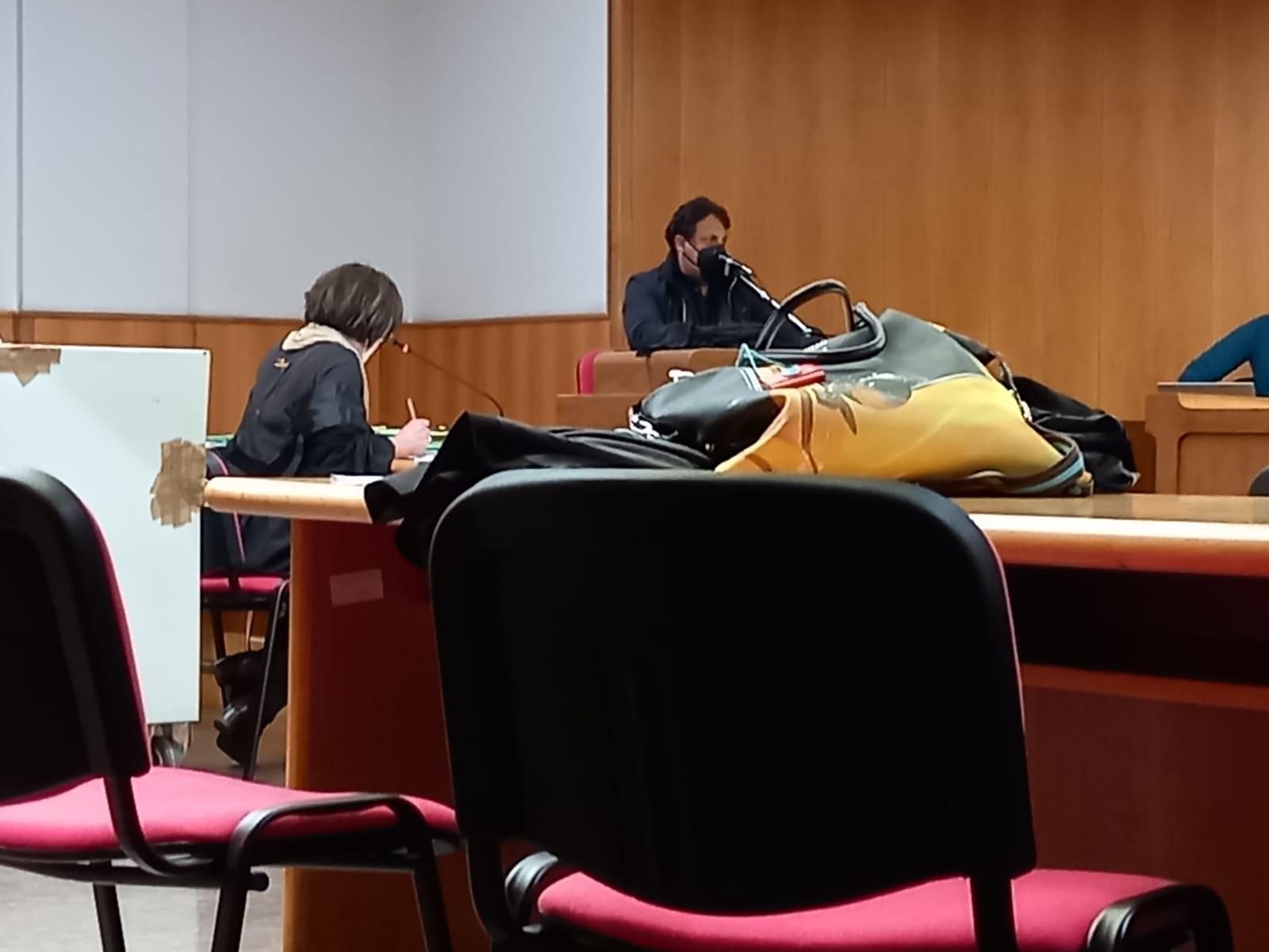 Enrico Brignano durante la sua testimonianza
