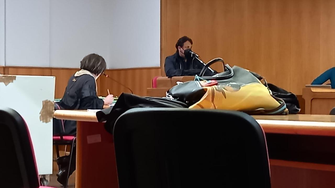 Enrico Brignano durante la sua testimonianza