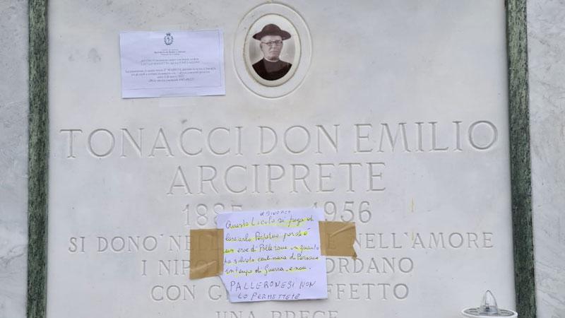 La tomba di don Emilio Tonacci al cimitero di Pallerone