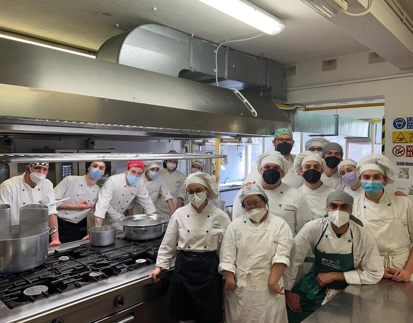 La batteria di cucina degli studenti dell’istituto alberghiero Martini di Montecatini
