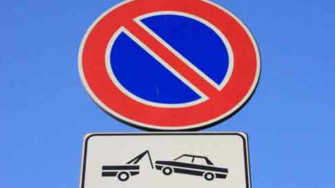 Le telecamere contro l'abbandono dei rifiuti verranno sistemate all'interno dei cartelli stradali
