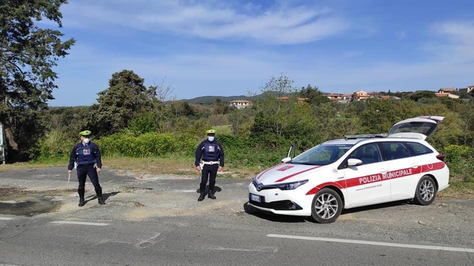 Un controllo della polizia municipale di Rosignano Marittimo