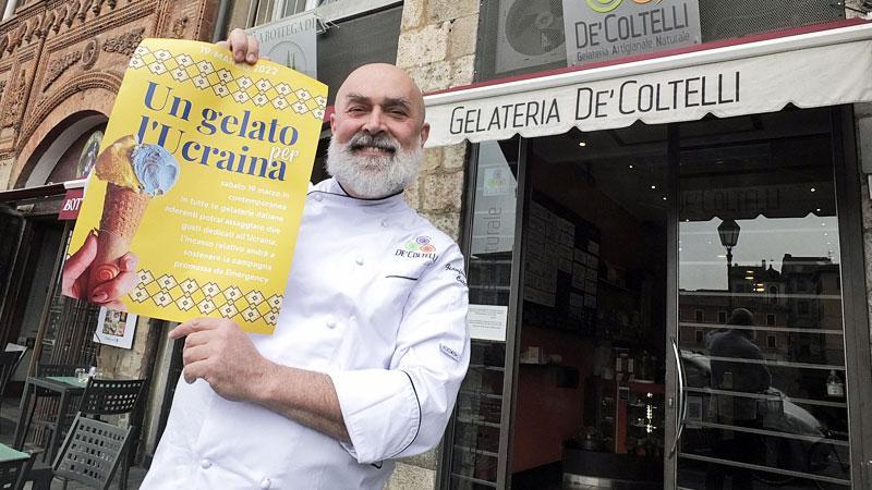 Gianfrancesco Cutelli con il volantino che annuncia l'iniziativa in favore del popolo ucraino