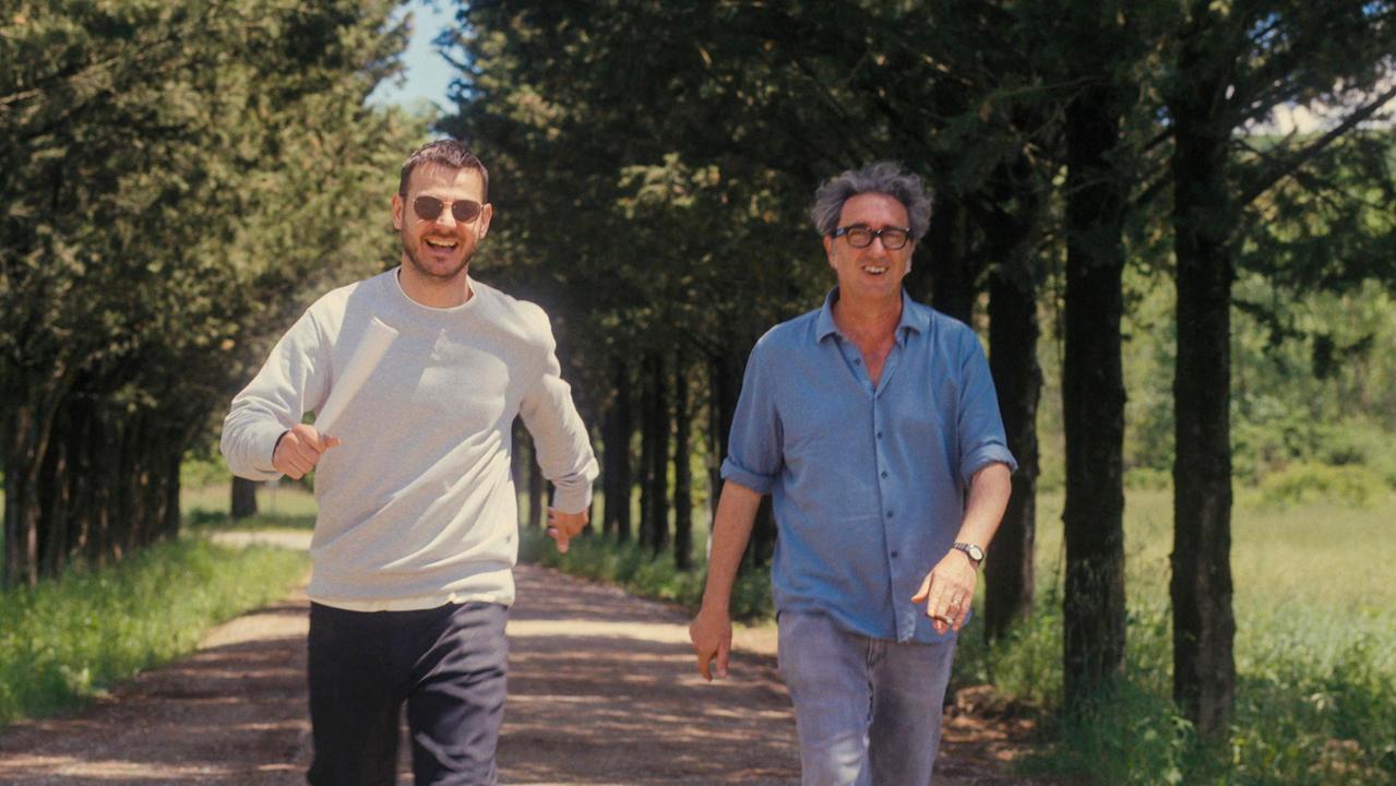 Alessandro Cattelan con Paolo Sorrentino in una scenda del film e sotto l’autore in galleria Duomo a Milano