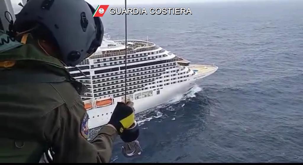 Turista colto da malore  sulla nave da crociera: soccorso aereo della guardia costiera 