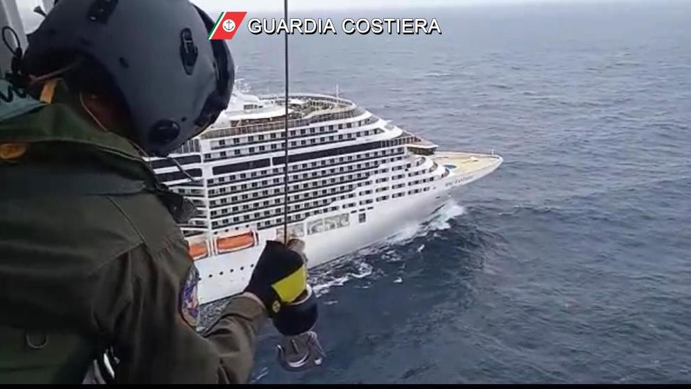 Turista colto da malore sulla nave da crociera: soccorso aereo della guardia costiera