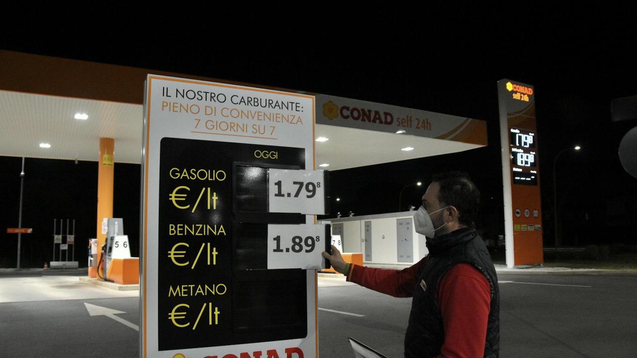 Il cambio del prezzo, la sera di mercoledì 16 marzo, al distributore Conad di via Scansanese (foto Agenzia Bf)